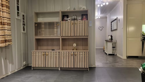 Kundens hylleseksjon dekket med Premium spiler kontaktplast i en stue.