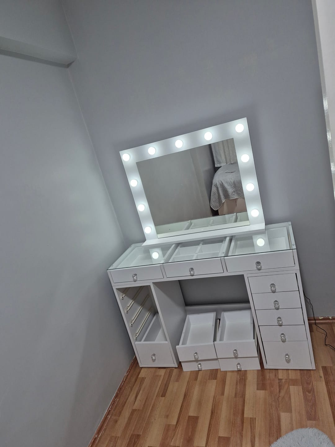 Customer photo review of Rani BJ118 Hollywood Işıklı Aynalı Kulis Makyaj Masası Cam Tablalı 13 Çekmeceli Takı Düzenleyici Beyaz