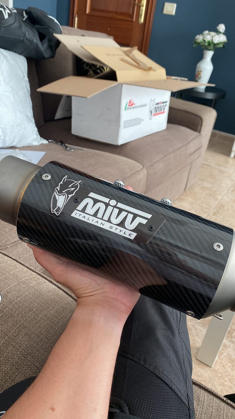 Customer photo review of Escape Mivv GP PRO Homologado HONDA CBR 500 R 24-25 | CB 500 HORNET 24-25 en Carbono