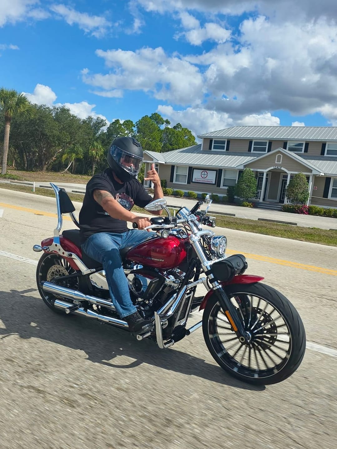 Customer photo review of 2L - Dark Age Plain Leather Motorcycle Handlebar Bag for Harley Davidson