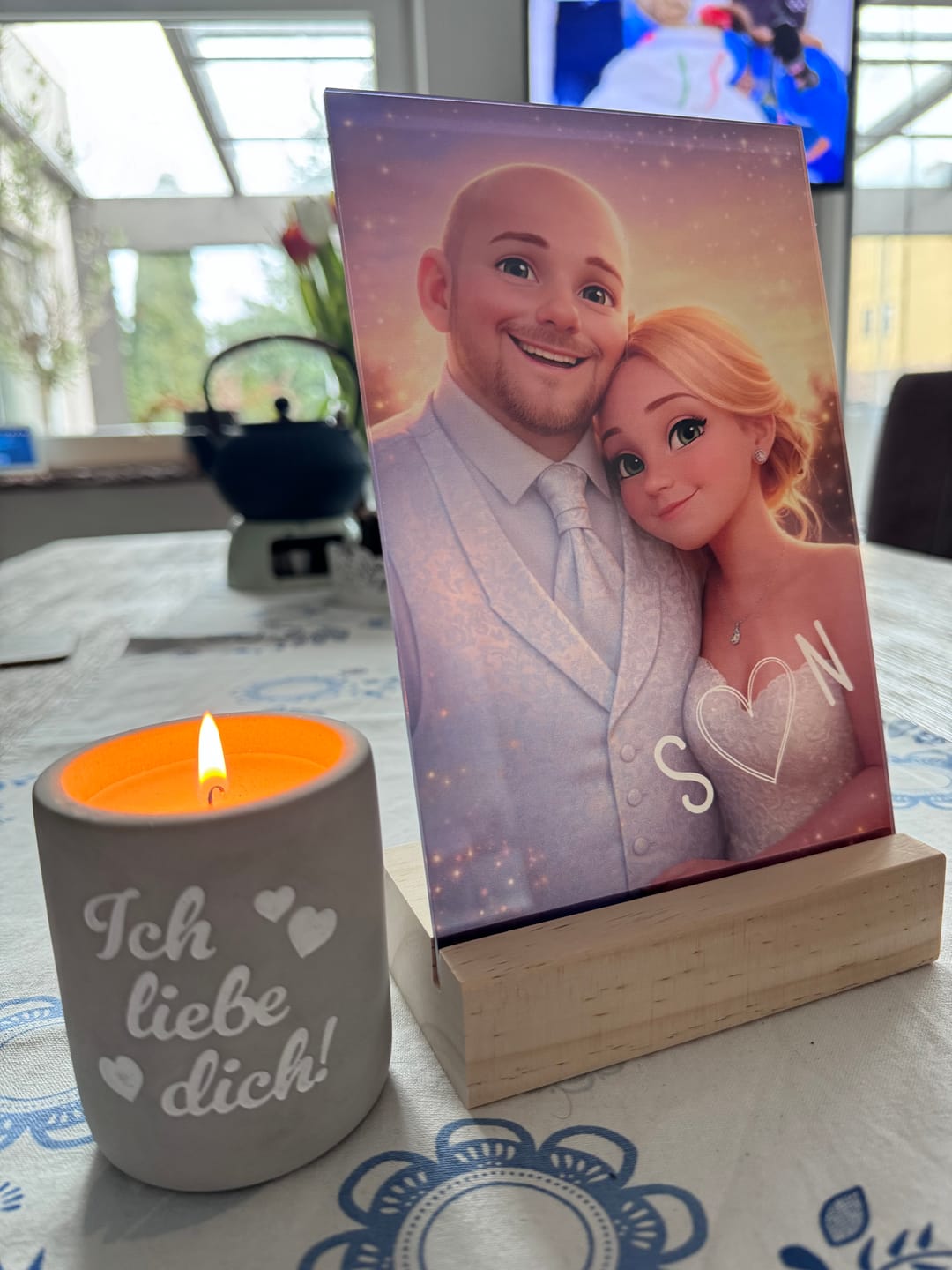 Customer photo review of Cartoon Love - Personalisierter Acrylaufsteller mit Cartoon-Effekt