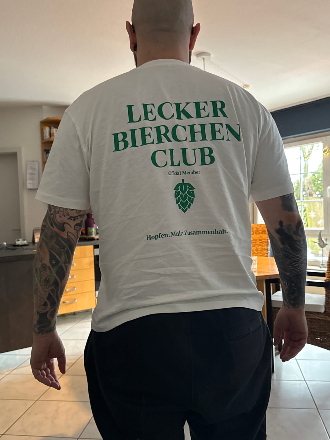 Customer photo review of Lecker Bierchen Club Rückendruck - Premium Unisex  T-Shirt
