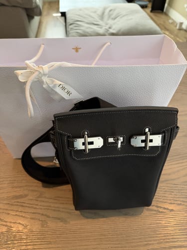 Reviewer's valuable black handbag, which they are protecting with a SPOTMINDERS Tracking Card.