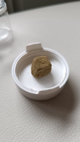 Customer's close-up of the golden-brown Golden Mousse product resting inside its white lid.
