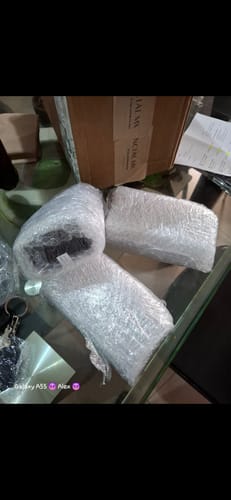 Reseñador muestra sus perfumes H073 recién llegados, bien protegidos con plástico de burbujas.