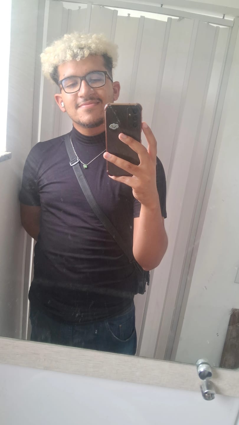 Customer photo review of Camiseta Slim Gola Alta Preta