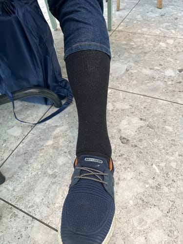 Recensentens svarta Diasocks Komfortstrumpor som bärs på underbenet.