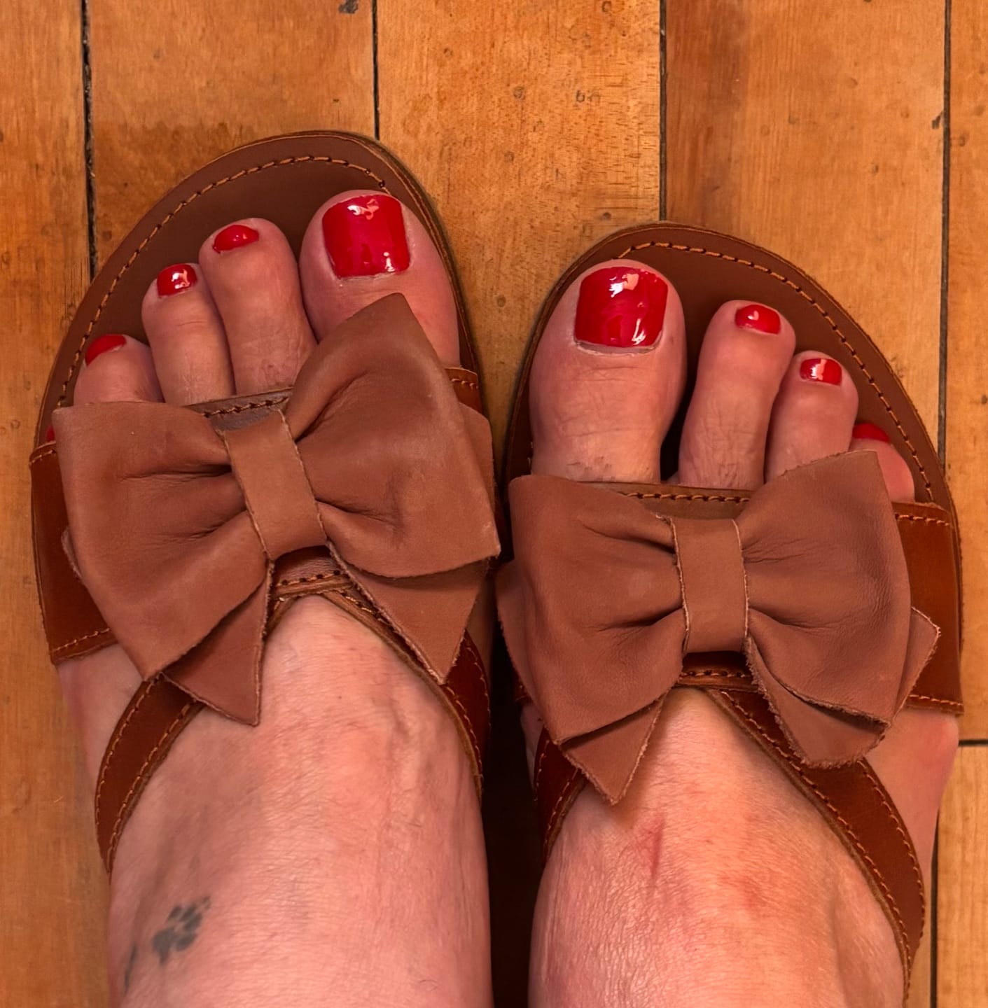 Customer photo review of Women’s Bow Leather Sandal
