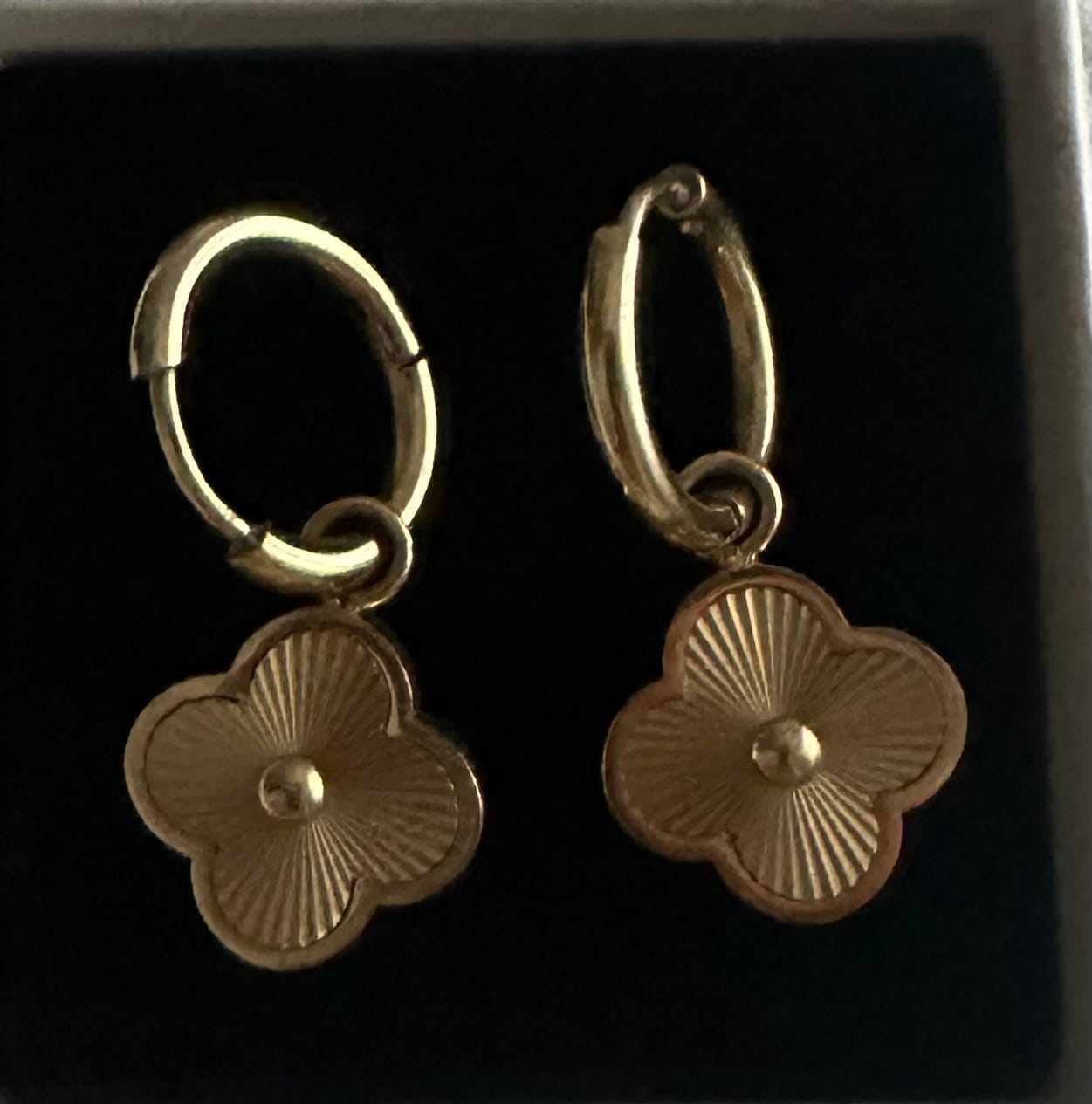 Customer photo review of Golden Lucky Leaf Huggie Ohrringe 14K Vergoldet