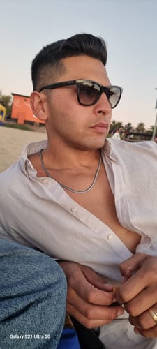 Un cliente luciendo la Cadena Viper 4mm plateada con una camisa abierta en la playa.