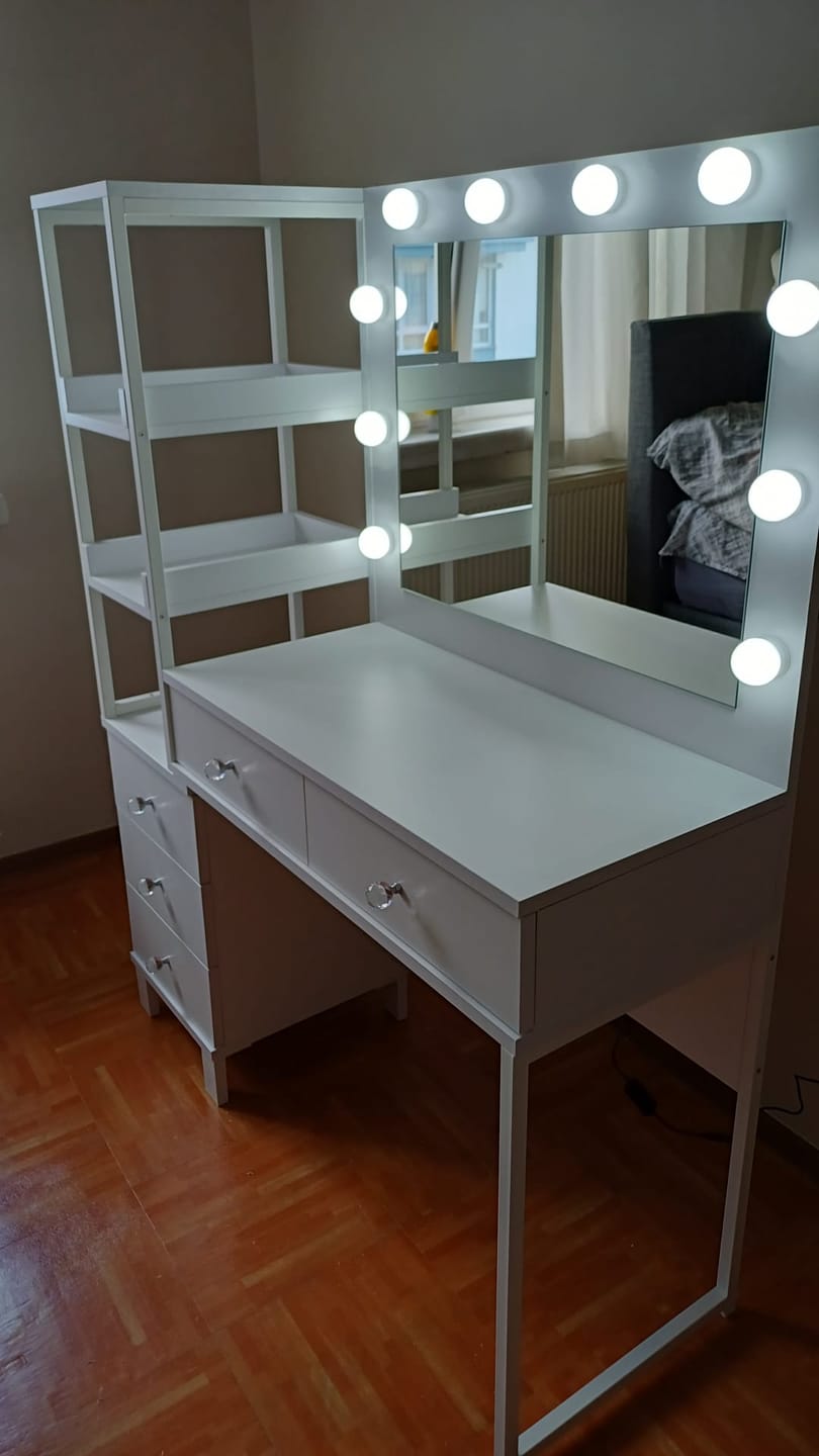 Customer photo review of Rani BJ128 Hollywood Işıklı Aynalı Kulis Makyaj Masası 5 Çekmeceli Raflı Takı Düzenleyici Beyaz