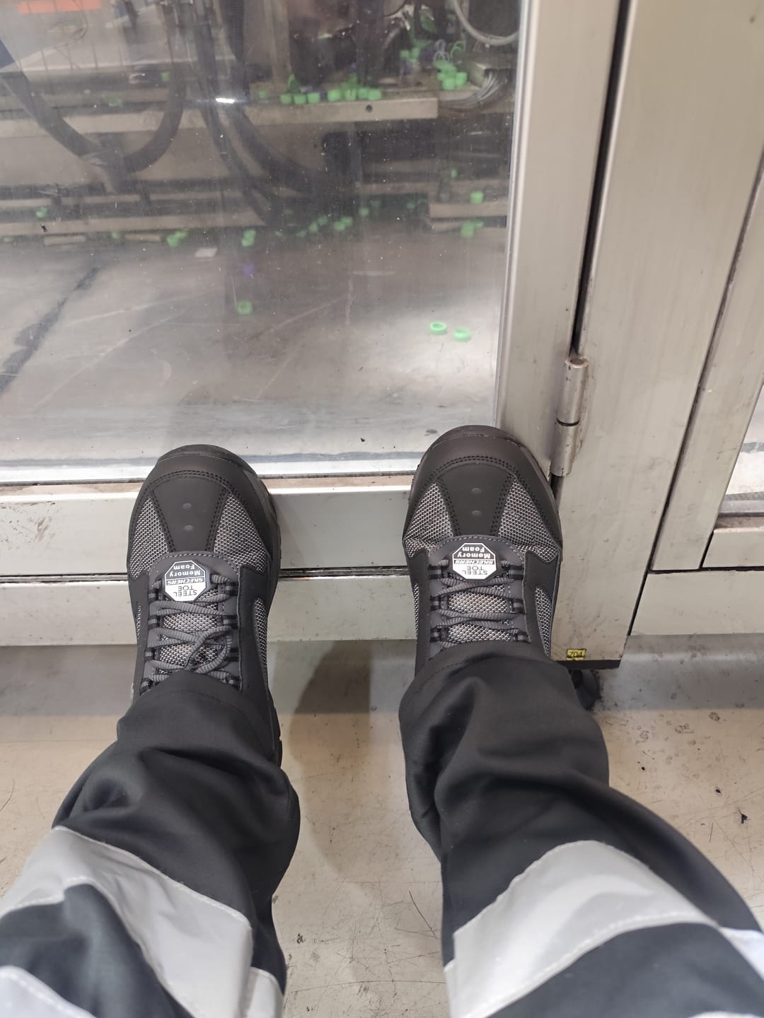 Customer photo review of Skechers Zapatilla Mujer Seguridad Biscoe Negro