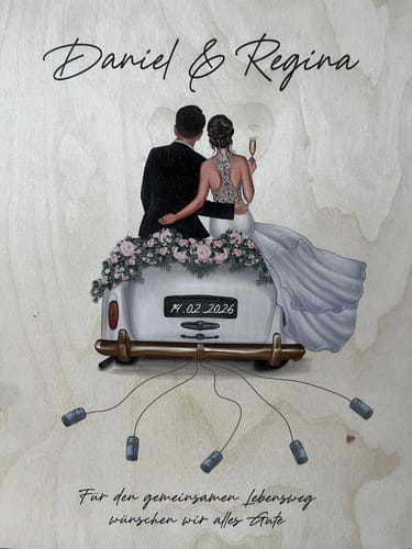 Rezensent zeigt die personalisierte Holzkiste für die Leonardo Gläser mit einem farbigen Hochzeitsauto-Motiv.