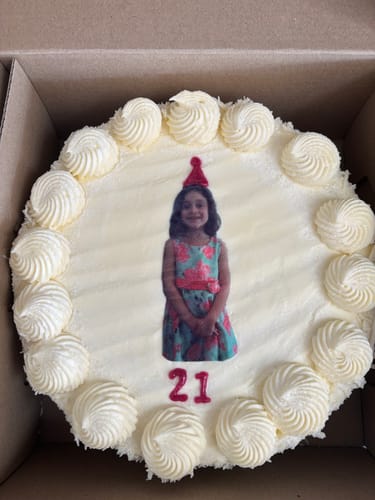 Customer photo review of 19 cm x 19 cm Square Pre-cut Custom Edible Icing Image