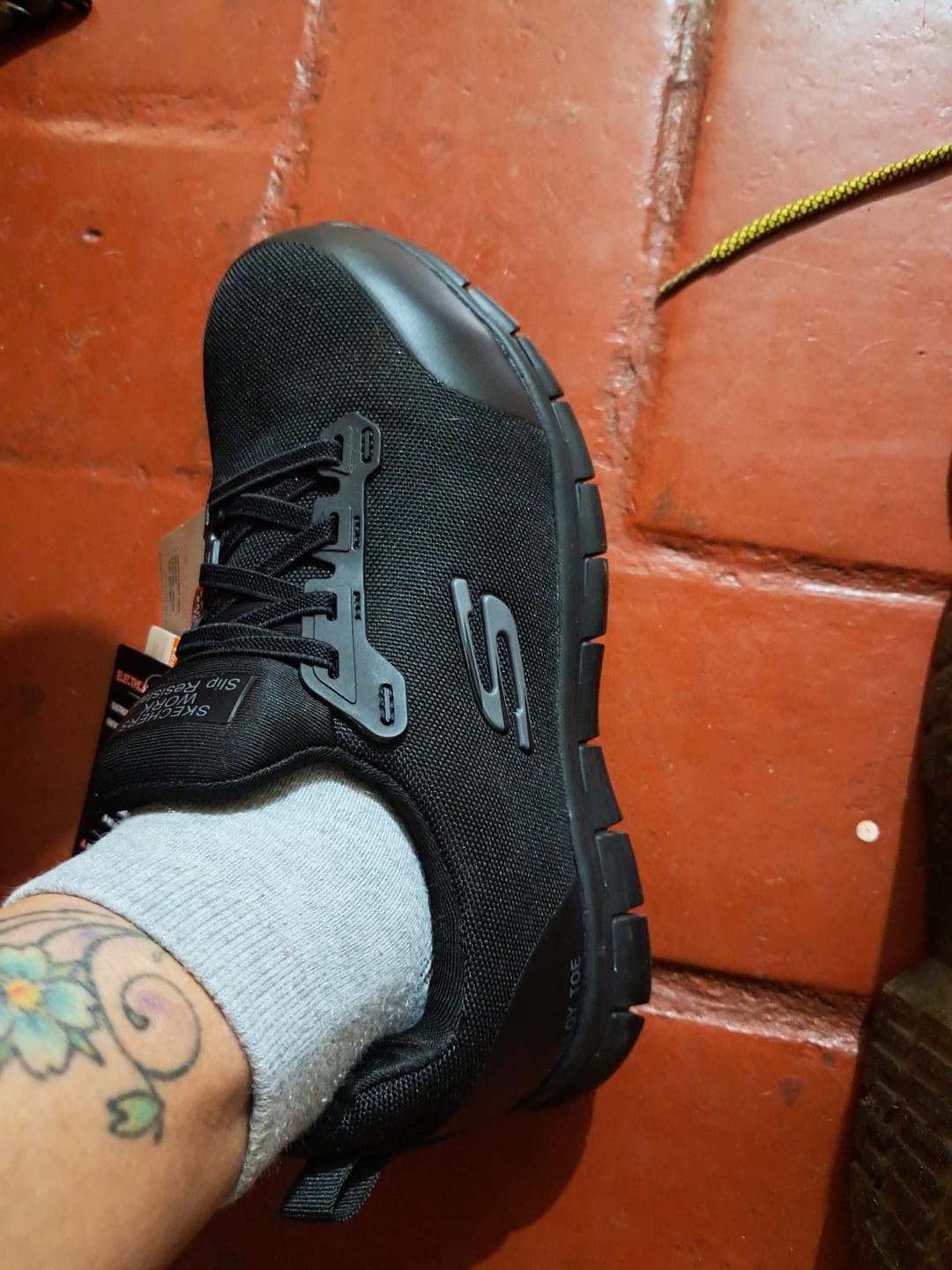 Customer photo review of Skechers Zapatilla Mujer Seguridad Irma