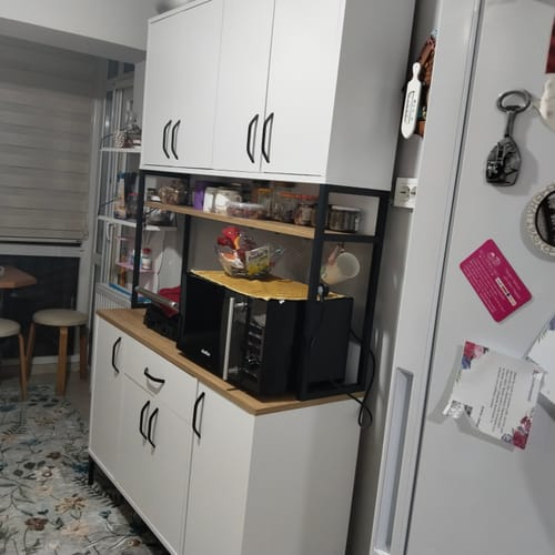 Müşterinin mutfağındaki dar alana yerleştirilmiş, içi dolu Rani çok amaçlı dolabı.