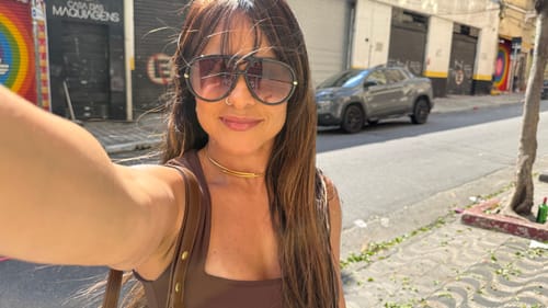 Cliente tira uma selfie em uma rua usando os óculos de sol Marino.
