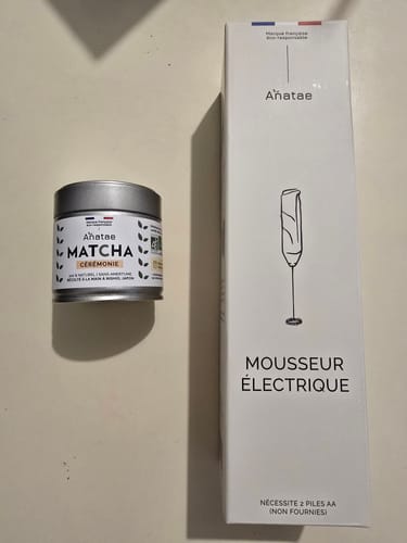 La commande d'un client : une boîte de THÉ MATCHA CÉRÉMONIE BIO et un mousseur électrique.