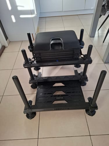 Klant toont zijn volledig gemonteerde zwarte Absolute Compact zitkist op een tegelvloer.