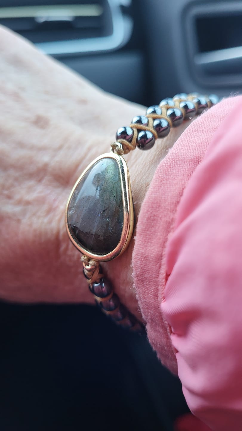 Customer photo review of Bracelet "Oeil Céleste" en Labradorite & Hématite