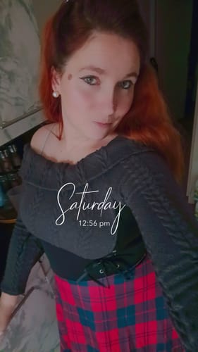 Une cliente portant la robe pull vintage à carreaux avec son haut en maille à épaules dénudées.