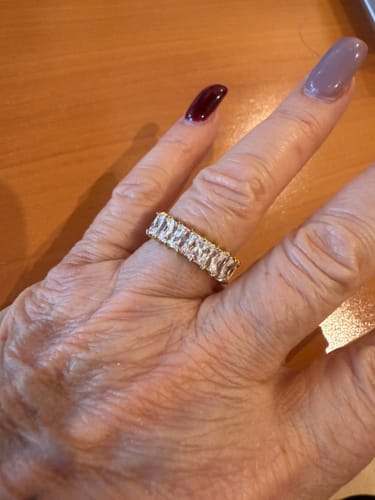 Eine Kundin trägt den funkelnden Cube Stones Ring an ihrer Hand.