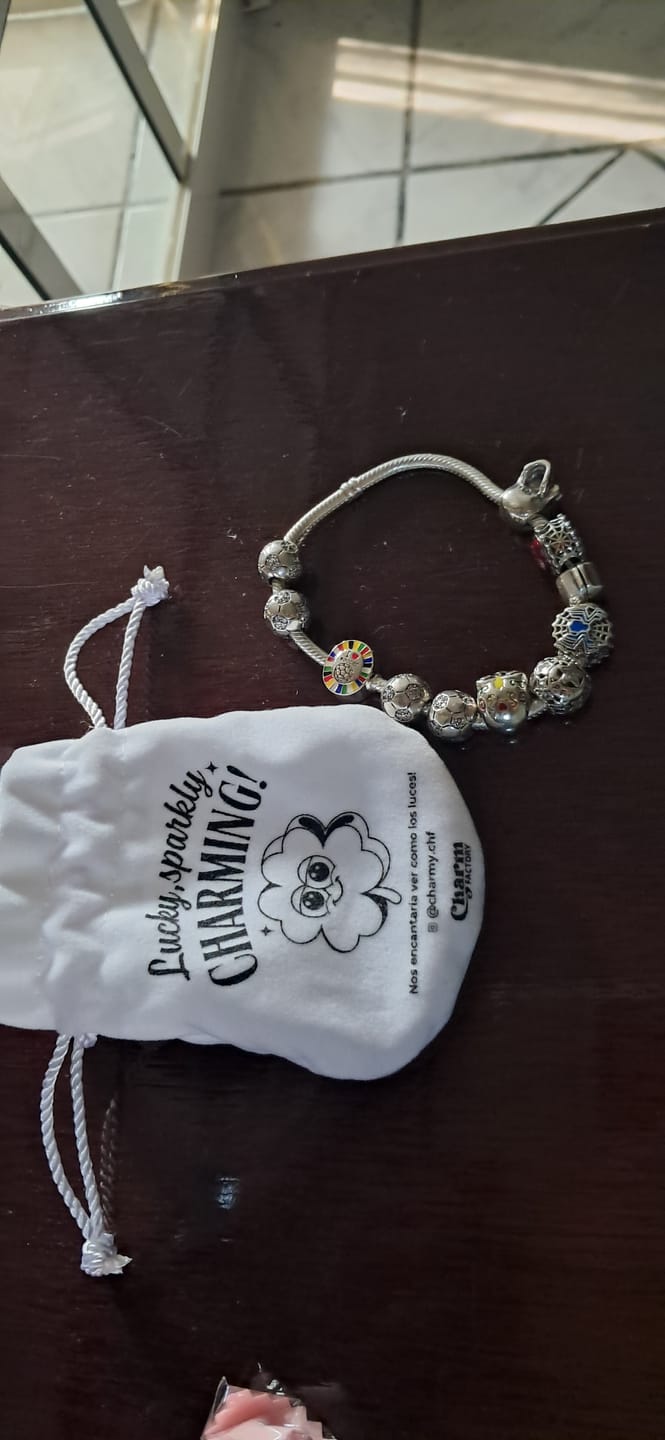 Customer photo review of Charm Balón de Fútbol Plateado