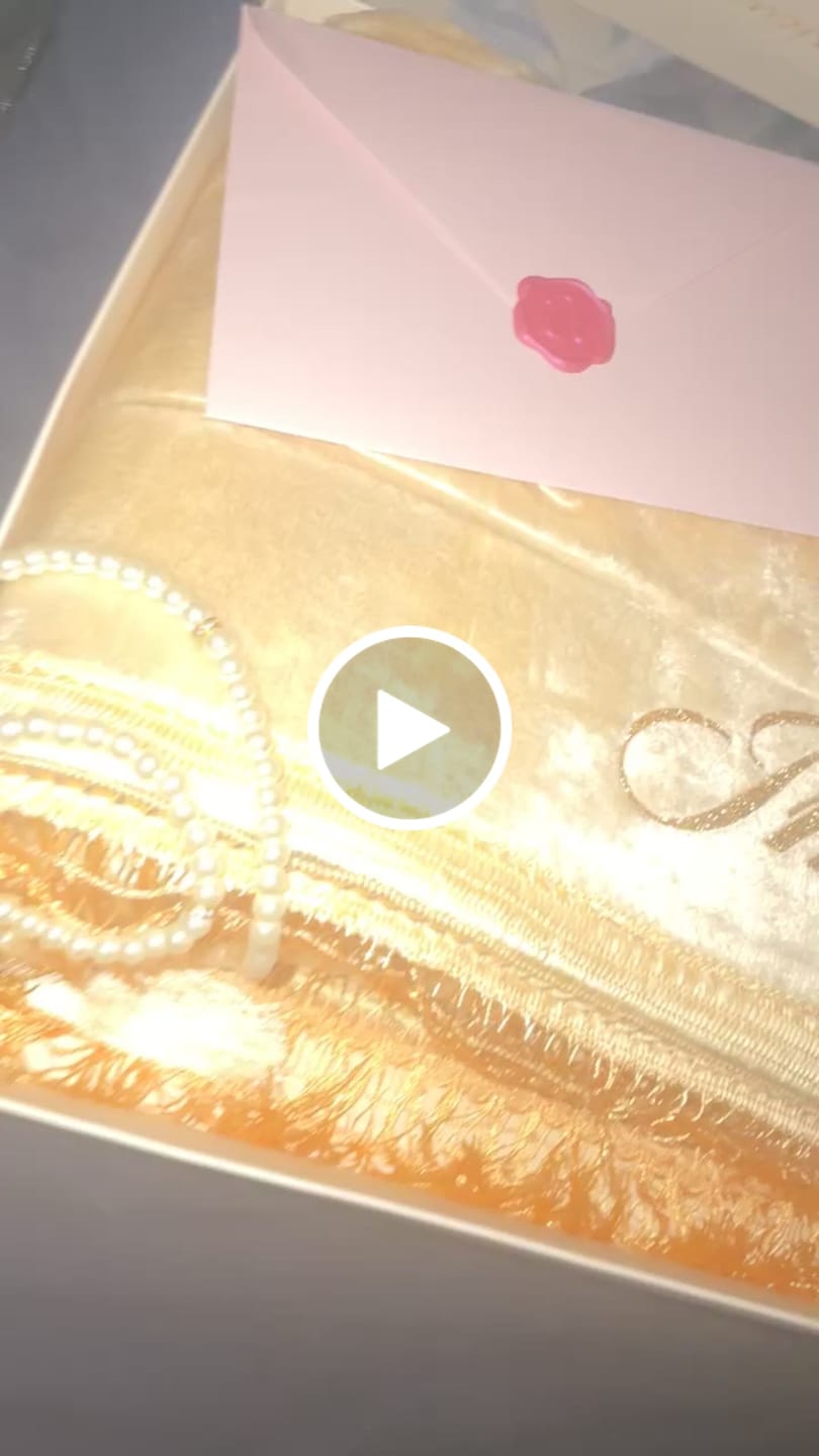 Customer video review of Coffret tapis de prière épais crème