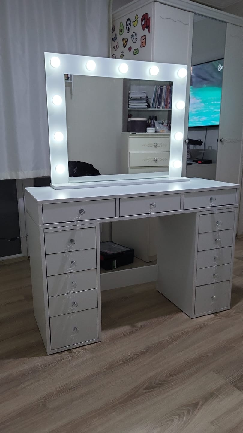 Customer photo review of Rani BJ119 Hollywood Işıklı Aynalı Kulis Makyaj Masası 13 Çekmeceli Takı Düzenleyici Beyaz
