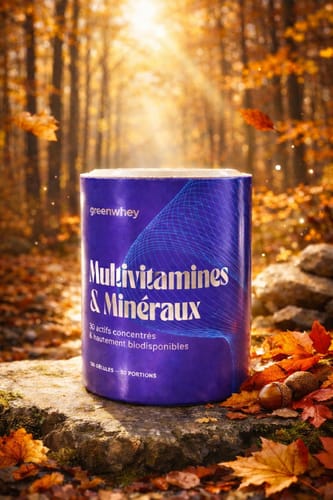 Le pot de Multivitamines et Minéraux du client, posé sur un rocher dans un décor forestier automnal.