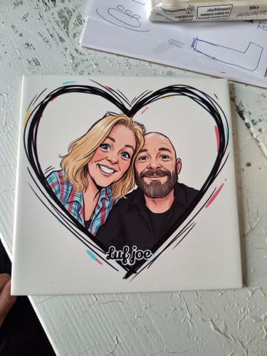 Customer photo review of Vrolijke Karikatuur Hart Tegel – Jouw Foto als Expressieve Karikatuur