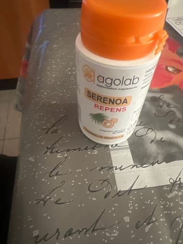 Cliente mostra il flacone bianco di Serenoa Repens appoggiato su un tavolo.