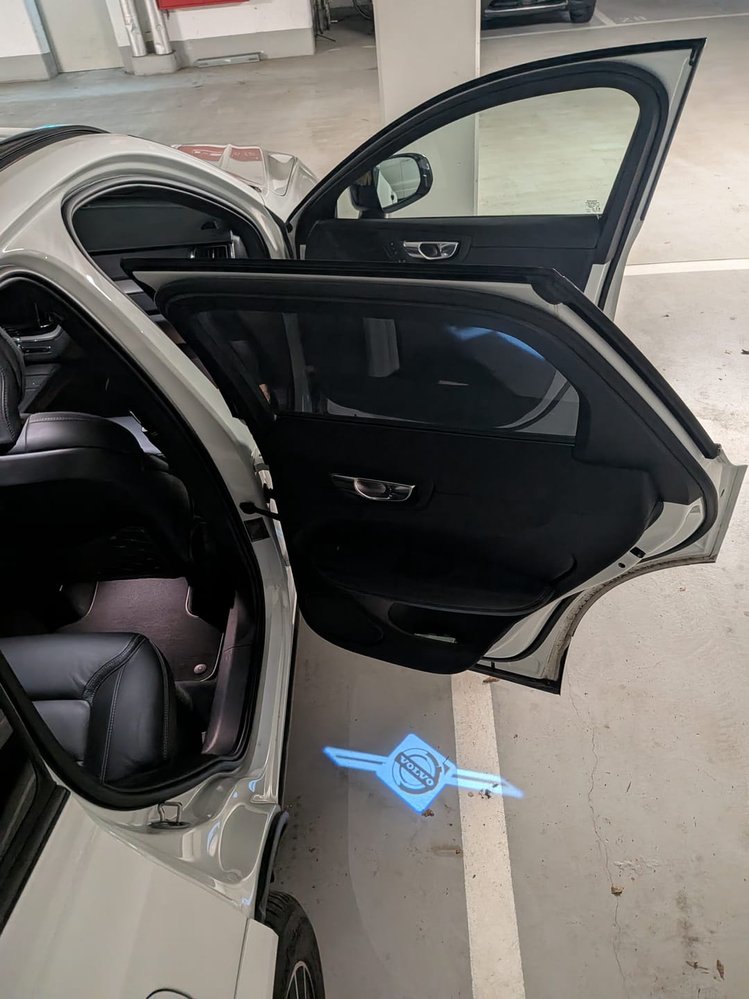 Customer photo review of Volvo Original  LOGO PROJECROTR LIGHTS Nr.29 (quantity  1 =  2 Logo Film /  2 door lights)