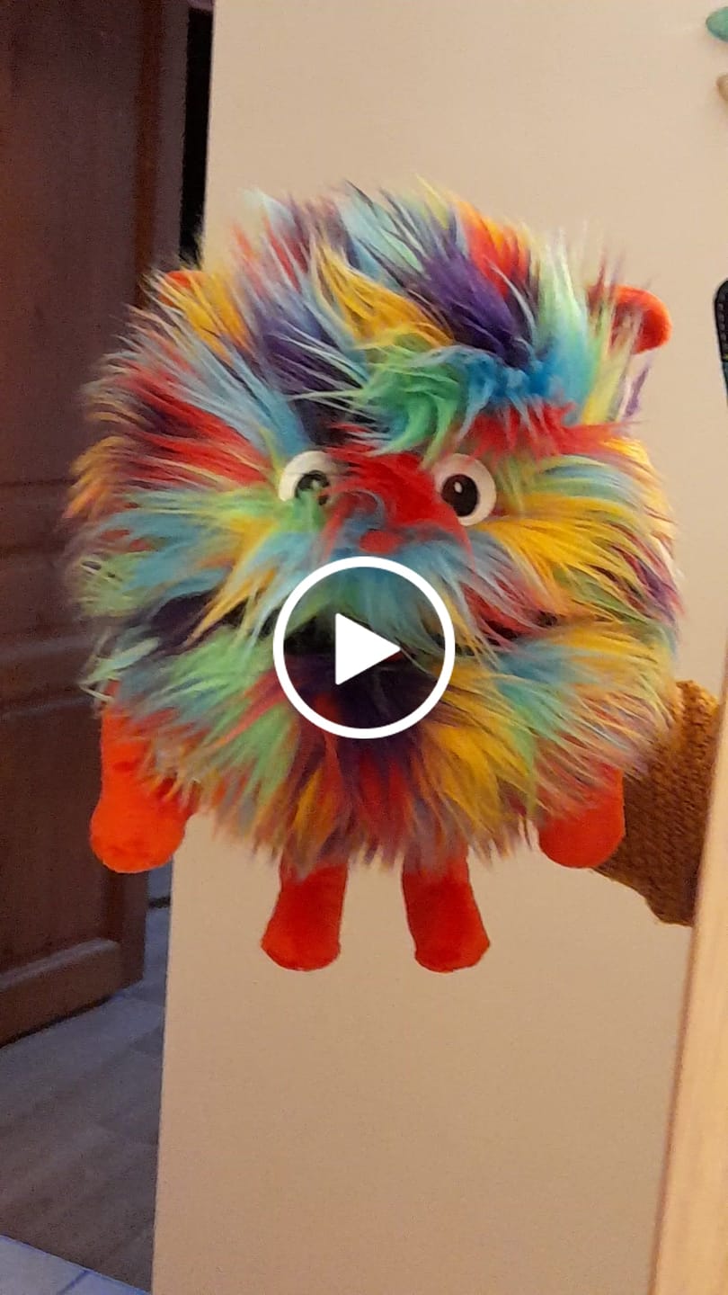 Customer video review of Bébé Monstre Arc-en-ciel Marionnette