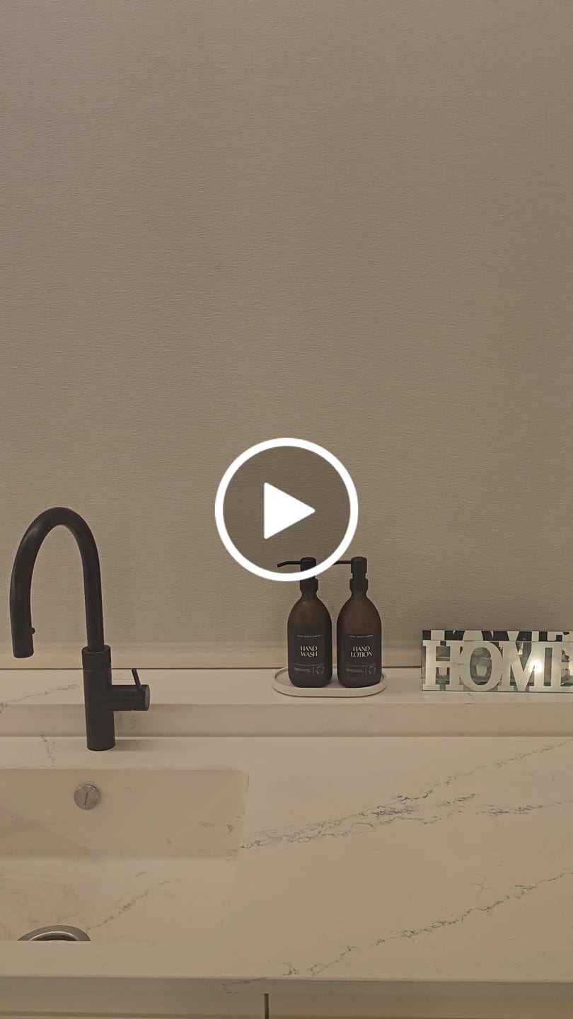 Customer video review of Set of 2 Frosted Amber Glass Bottle 500 ML with Metal Pump & Small Tray Black Label