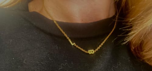 Customer photo review of Collana personalizzata con iniziali laterali