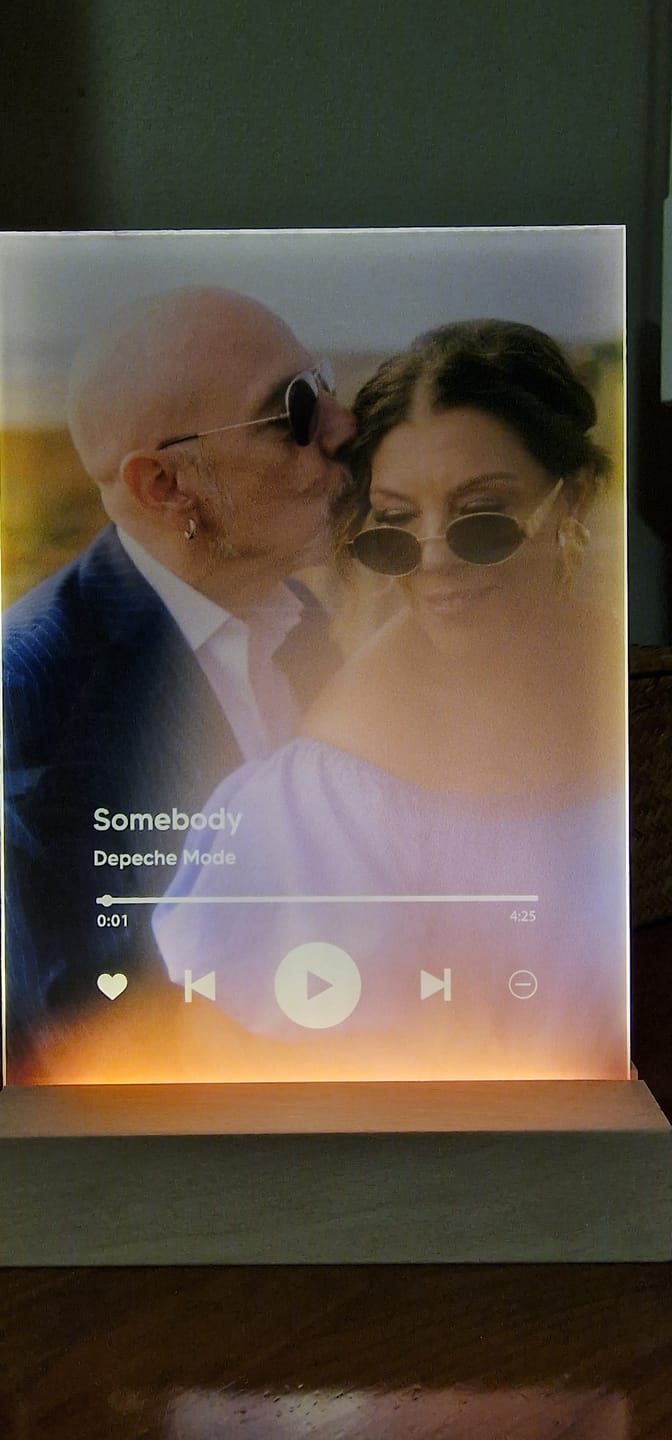 Customer photo review of Placa Spotify Player Personalizável c/ Fotografia Completa
