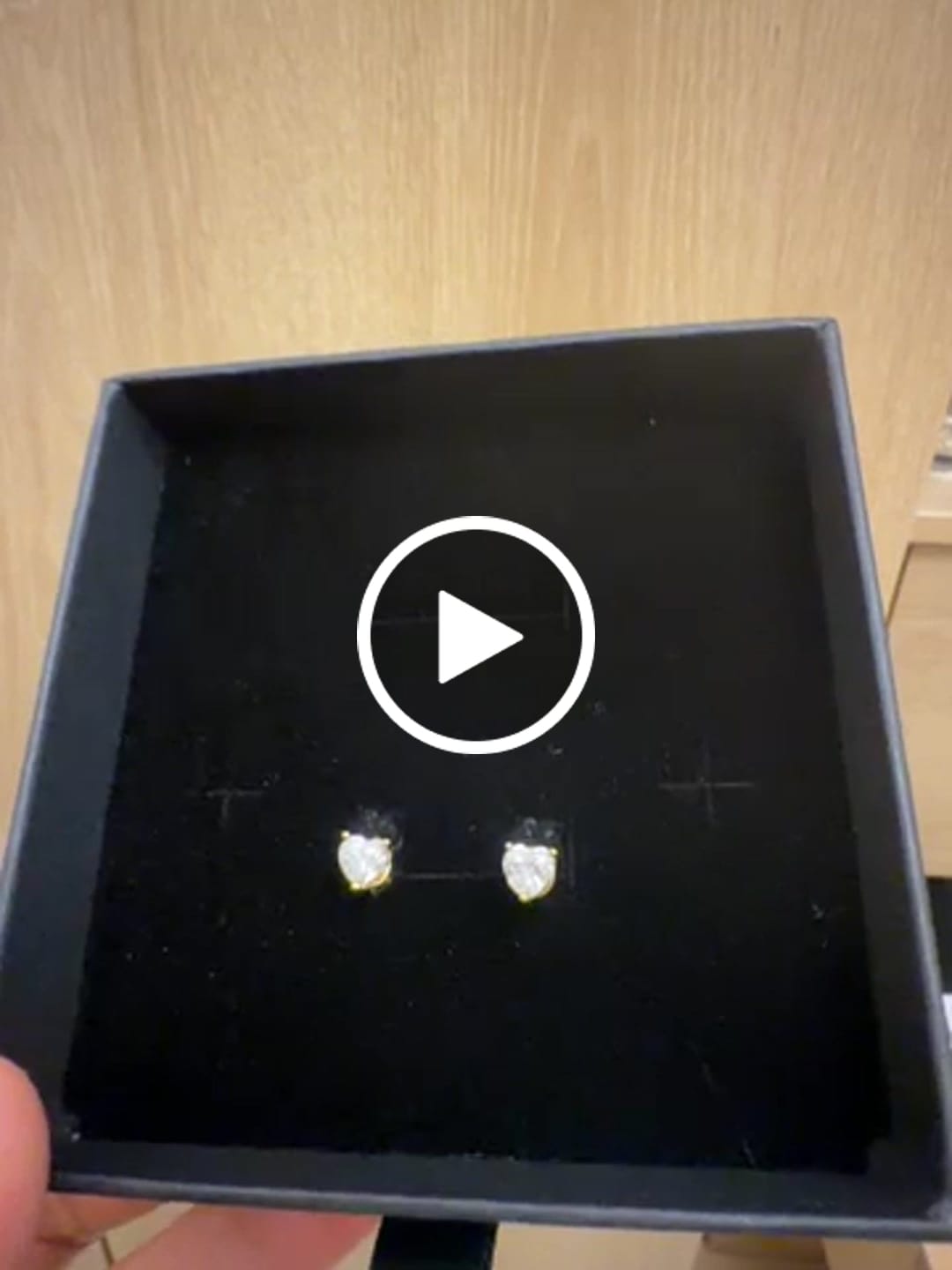 Customer video review of Safa Moissanite Earrings｜.5ct