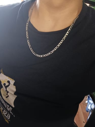 Reseñador mostrando la brillante Cadena Fígaro de 5mm sobre una camiseta negra.