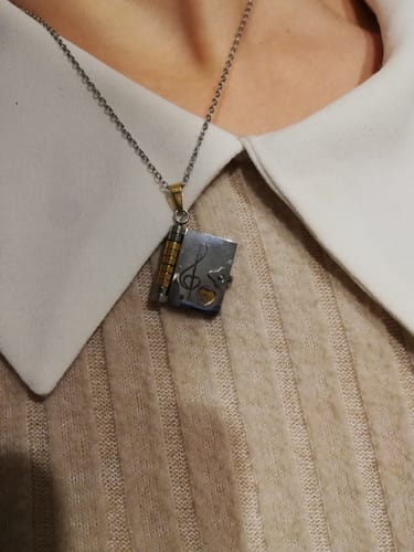 Customer photo review of Collana Libro con frase ✦ Sei la Cosa più bella che indosso