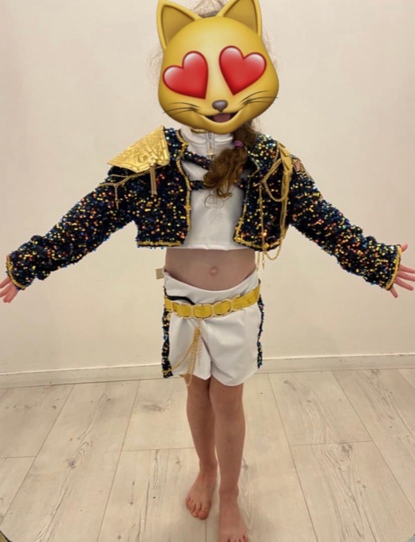 Customer photo review of Déguisement Enfant Golden Tenue Noire Costume