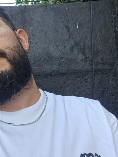Primer plano de un cliente que luce la Cadena Viper 4mm sobre una camiseta blanca.