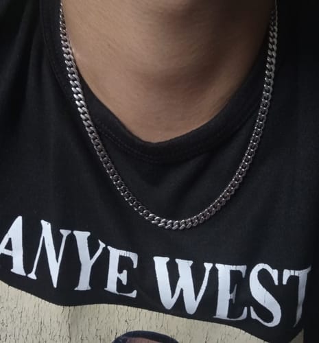 Un cliente muestra su Cadena Miami Cuban de 5mm alrededor de su cuello sobre una camiseta negra.