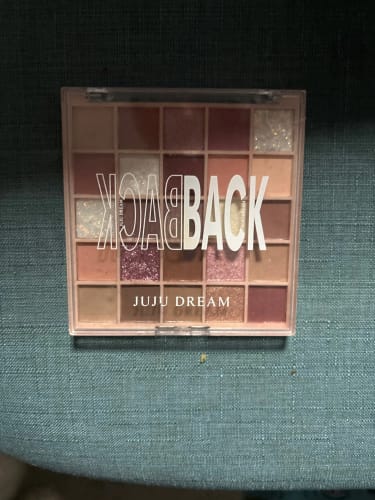 Customer photo review of GOGOTALES 25 Colors Eyeshadow Palette