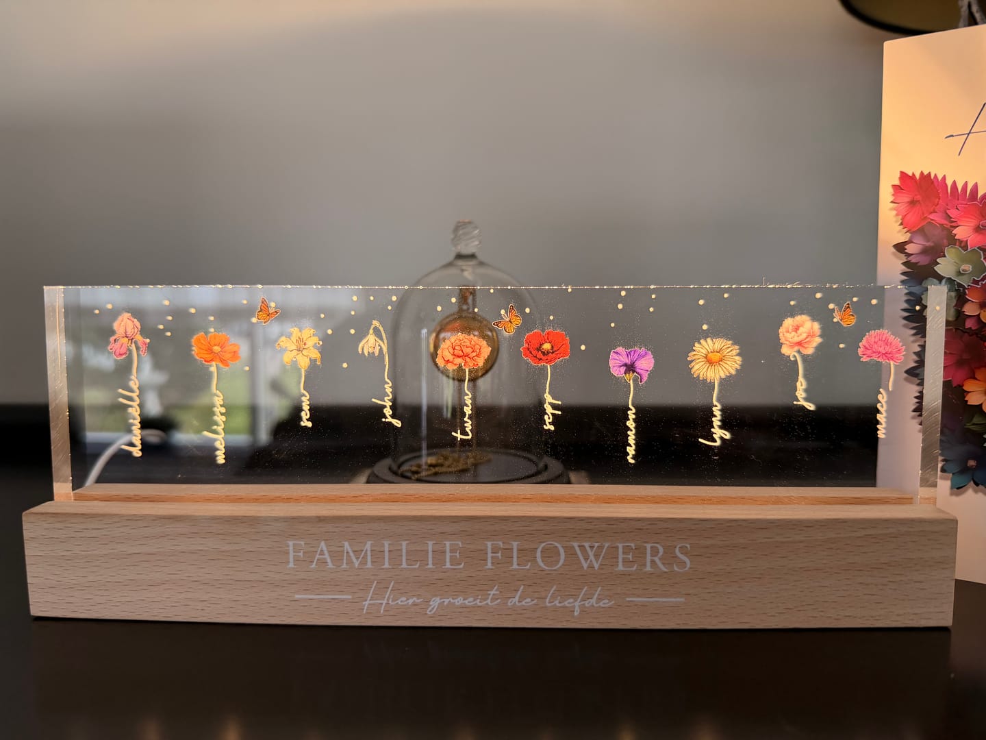 Customer photo review of Oma's Tuin - Gepersonaliseerd LED-display met bloemen en namen