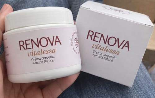 Reseña con foto de un cliente sobre RENOVA - Crema Nutritiva 100% Natural