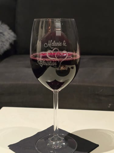Foto eines Kunden von dem gravierten Leonardo Weinglas „Die Große Liebe“, gefüllt mit Rotwein.