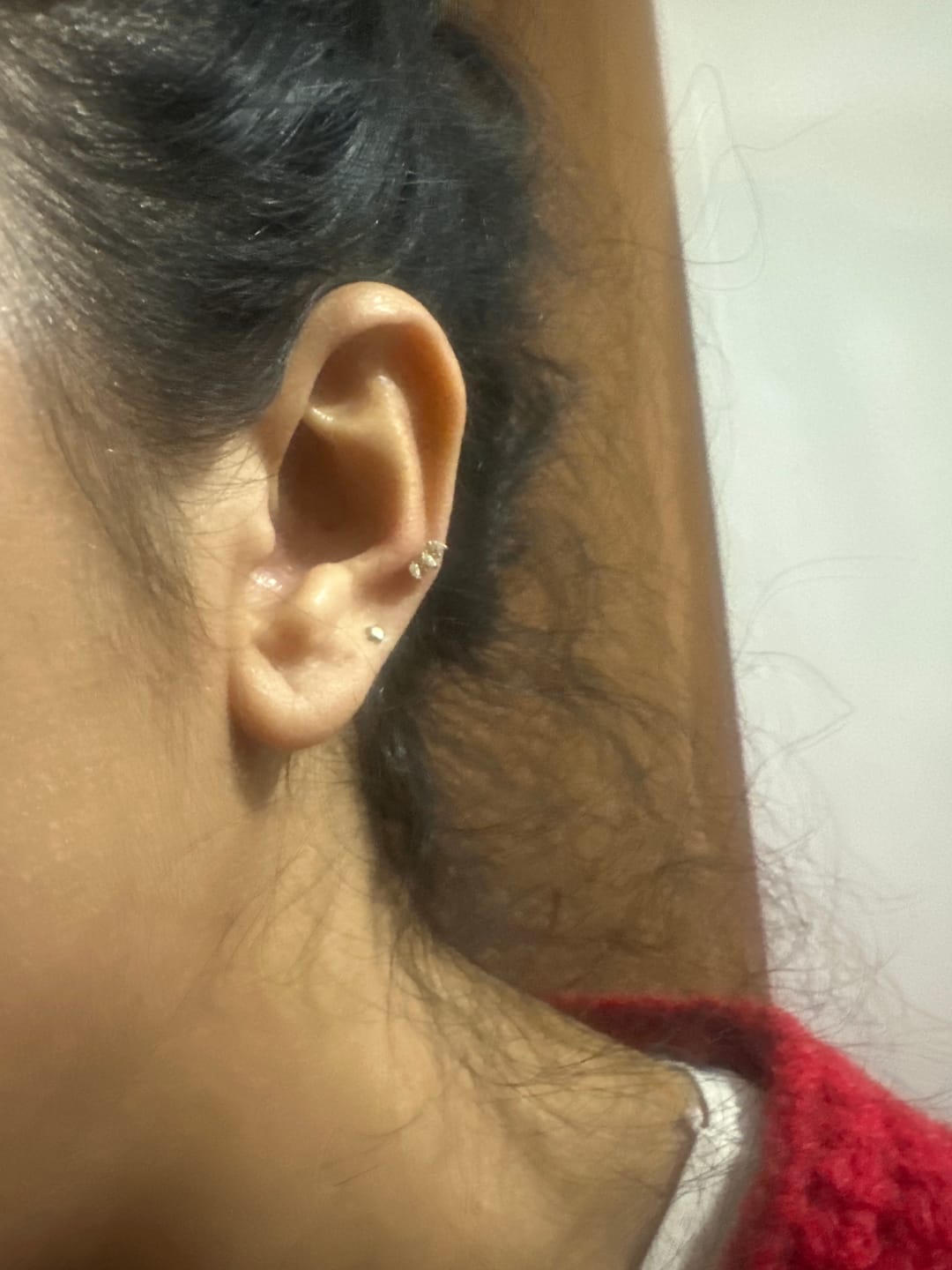Customer photo review of Gusto 3 Markiz Taşlı Altın Tragus Piercing