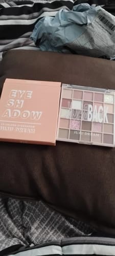 Customer photo review of GOGOTALES 25 Colors Eyeshadow Palette
