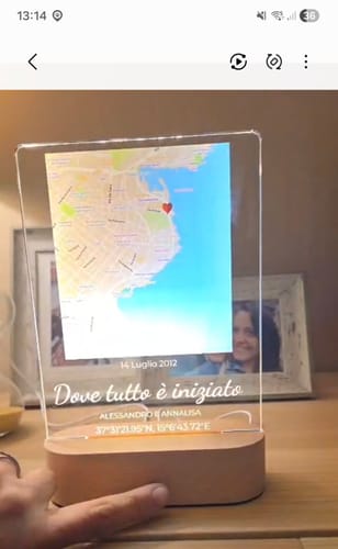 Cliente mostra la luce notturna personalizzata illuminata, con mappa e testo incisi sulla placca in acrilico.